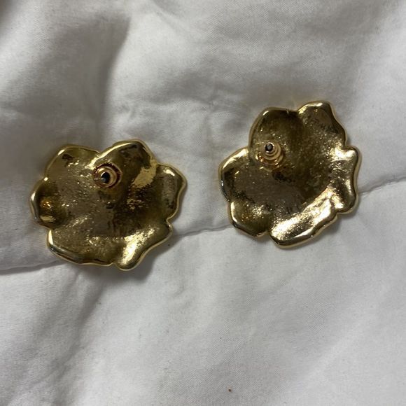 Gold-tone Cream Enamel Hibiscus Flower Post Earrings - Picture 3 of 6